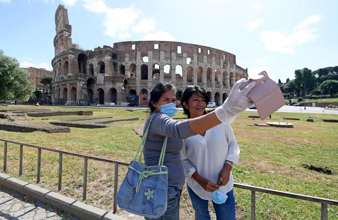 Coliseo, Roma. El Coliseo de Roma, o Anfiteatro Flavio, es el más grande construido durante el Imperio Romano, un símbolo de Roma. Su construcción comenzó en el año 72 bajo el régimen de Vespasiano y terminó en el año 80 durante el mandato del emperador Tito. Antes de la pandemia, cada año lo visitaban 6 millones de turistas. Lo mejor es comprar la entrada por internet, con reserva de franja horaria, en la página oficial. <a href="https://parcocolosseo.it/es/visita/horarios-y-entradas/">https://parcocolosseo.it/es/visita/horarios-y-entradas/</a>