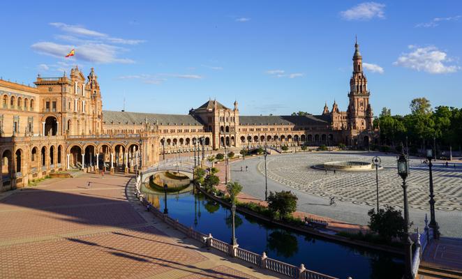 Plaza de España, Sevilla. Fue proyectada por el arquitecto Aníbal González. Se levantó entre 1914 y 1929 como una de las construcciones principales de la Exposición Iberoamericana de 1929. Con el paso del tiempo se ha convertido en el monumento más compartido de Sevilla en las redes sociales, sobre todo desde que fue el palacio real del planeta Naboo en el episodio II de Star Wars.