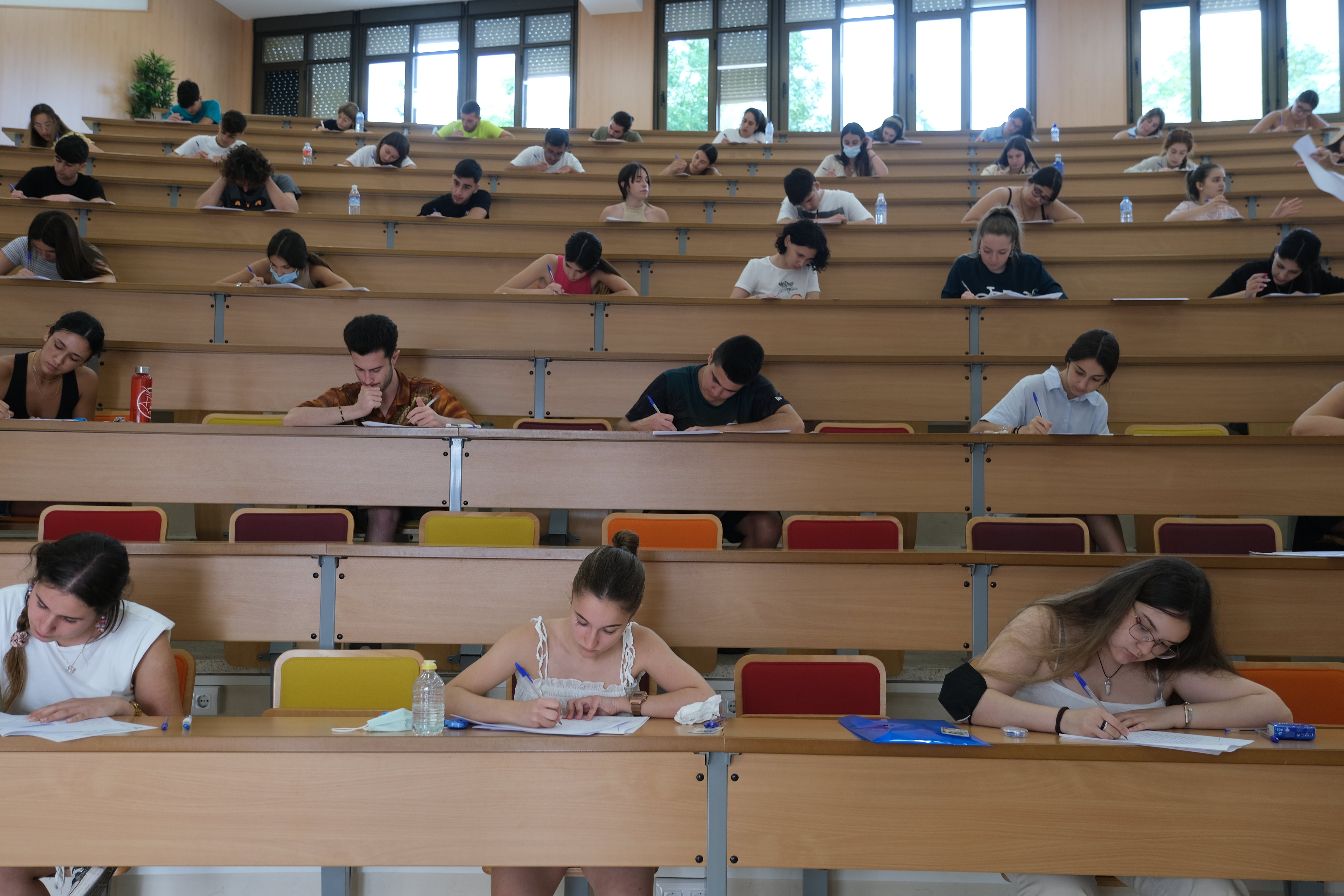 Primer día de Selectividad en Cádiz: «Los nervios desaparecen una vez hecho el primer examen»