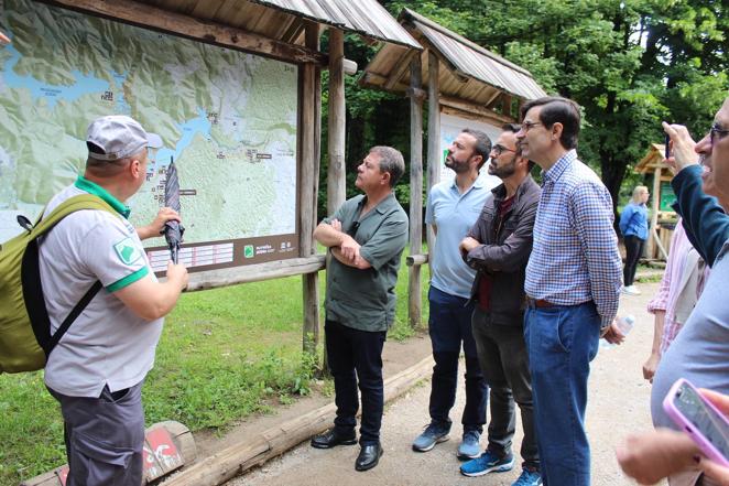 Las imágenes de la visita de Page a los lagos del Parque Natural de Plitvice