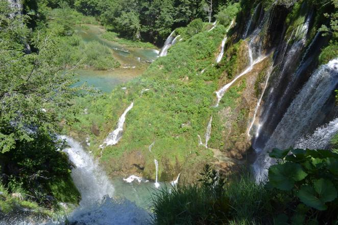 Las imágenes de la visita de Page a los lagos del Parque Natural de Plitvice