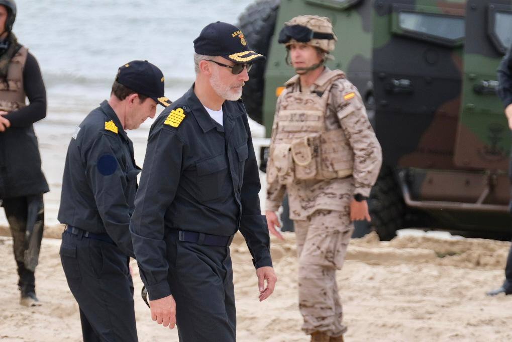 El Rey ha saludado a los militares y ha embarcado en el portaeronaves 'Juan Carlos I' para después presenciar un ejercicio de desembarco desde la playa. 