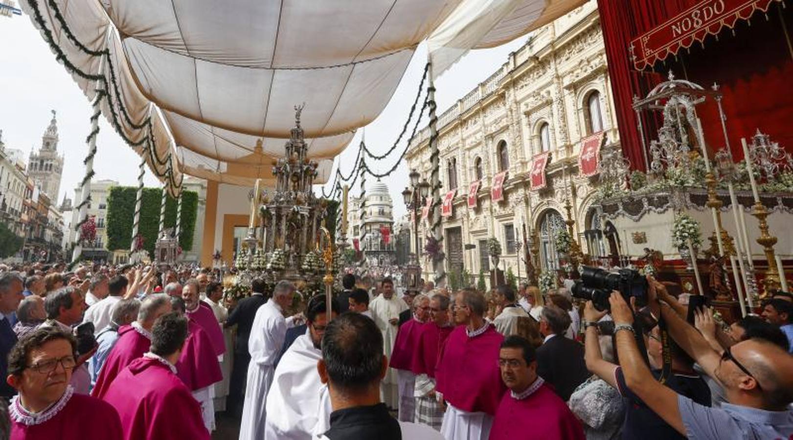 Las mejores imágenes de la procesión del Corpus Christi de Sevilla (I)