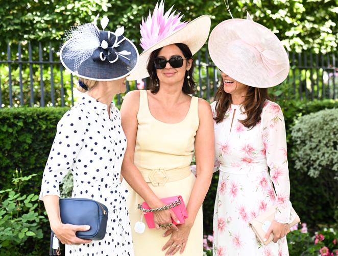 Ascot 2022. Distintos formatos de tocado redondos y colocados de manera lateral.