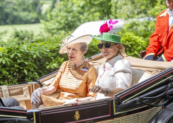 Ascot 2022. La princesa Ana y su hija Zara Tindall en su llegada a la segunda jornada de Ascot 2022.