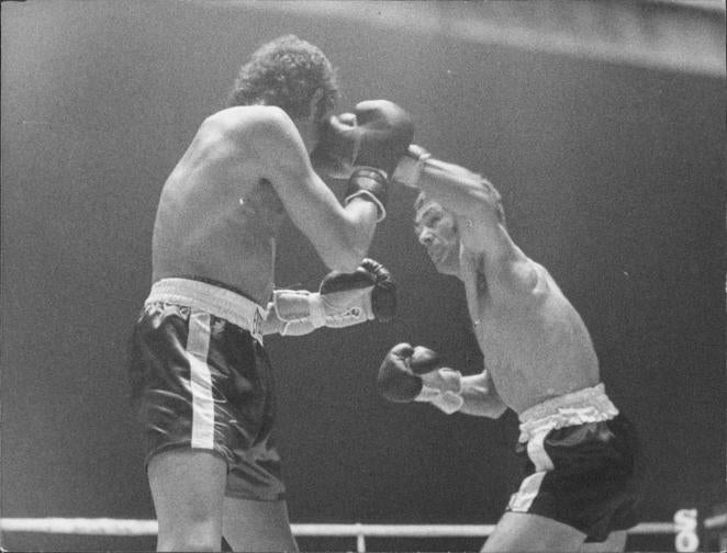 Gloria y polémica. Pedro Carrasco y Mando Ramos, mexicano nacionalizado estadounidense, libraron un combate el 5 de noviembre de 1971 que culminó con épica, polémica y la gloria para el púgil español: tras ser derribado en cuatro ocasiones, Carrasco se alzó con el título Mundial de peso ligero después de que el árbitro descalificara a Ramos en el décimo segundo asalto.