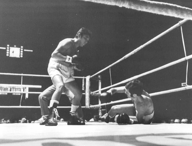 Velada madrileña para la historia. Armando 'Mando' Ramos y Pedro Carrasco volvieron a verse las caras en un tercer y último combate para la historia del pugilismo. Y, de nuevo, la polémica estuvo presente tras la decisión arbitral, en este caso del mexicano Raimundo 'Rayy' Solís: 144 puntos a favor de Mando y 142 a favor de Carrasco. Victoria por los puntos. El titular de ABC no dejó dudas: «Mando Ramos se encontró un título, Carrasco ganó el honor y la gloria»