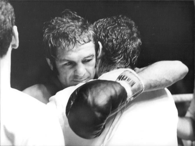 Dos hombres que se pegaron duro. Pedro Carrasco se abraza a su rival y amigo, Mando Ramos. Según la crónica de ABC, «sobre el ring dos hombres que son amigos, aunque durante tres cuartos de hora se pegaran duro en pos de la gloria y el dinero (...). Carrasco ágil, rápido, suelto, con la mano izquierda por delante, girando siempre en torno a su adversario. Mando, aplomado, con los pies firmemente asentados sobre la lona en busca de un golpe decisivo. Sucedió el 28 de junio de 1972.