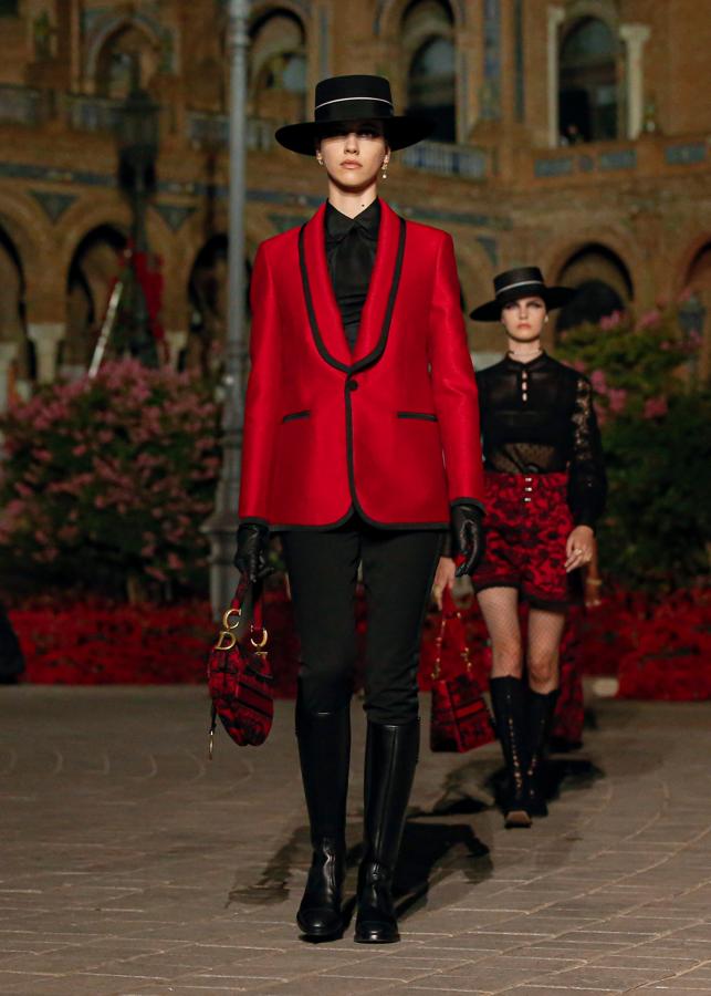 Colección Dior Crucero 2023: aires unisex. Con sus looks de evocación del mundo de la hípica y las monterías, la colección de Dior proponía el contraste entre la silueta femenina y ciertas prendas unisex o masculinas. Amaya, la bailaora cuya figura rescata Chiuri, fue la primera artista de su ámbito en vestir de hombre.