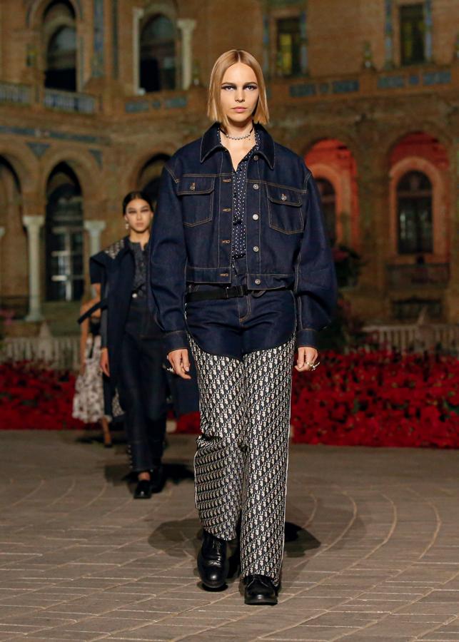 Colección Dior Crucero 2023: denim. Definitivamente el vaquero se ha colado en nuestras vidas en todas las situaciones y en todos los niveles de moda. Dior lo enseñó en unos pocos looks de su pase en la Plaza de España, combinados con sus estampados más clásicos y en azul oscuro.