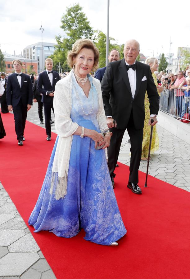 La Reina Sonia de Noruega lució un diseño en azul de lo más favorecedor. 