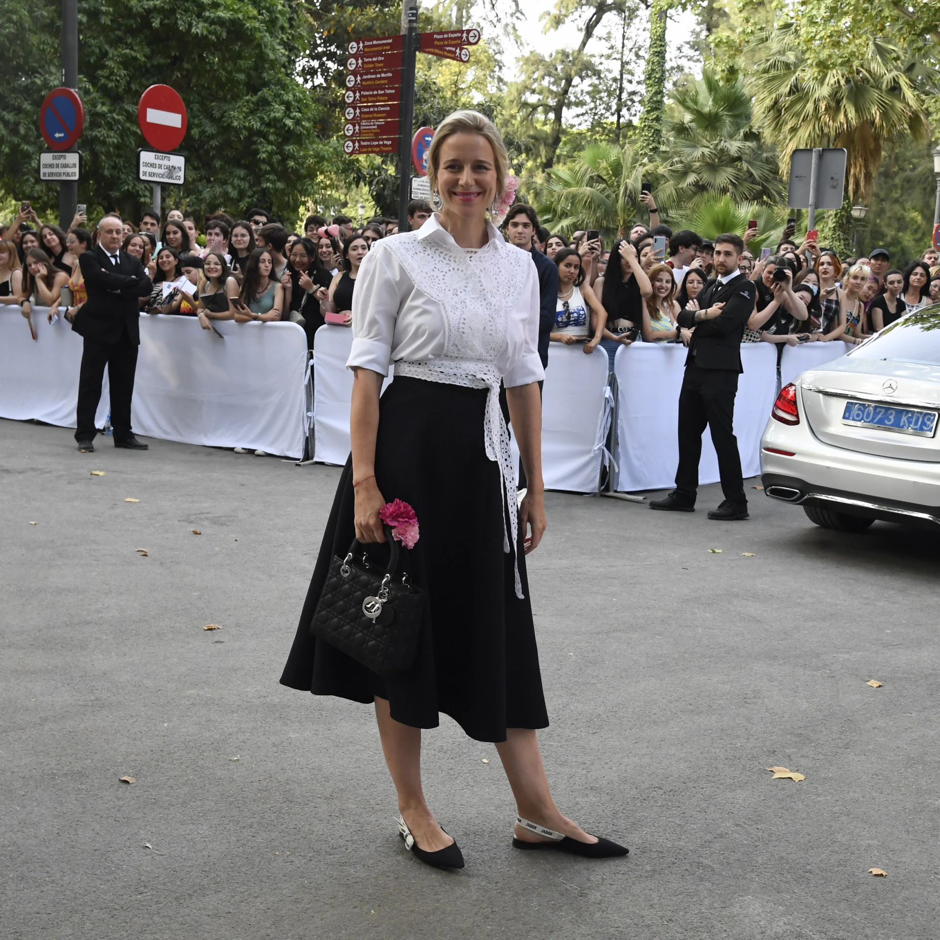 María de León. La experta en viajes y coach llevó también flores en la cabeza, como Chiara Ferragni, para asistir al desfile en su ciudad natal.