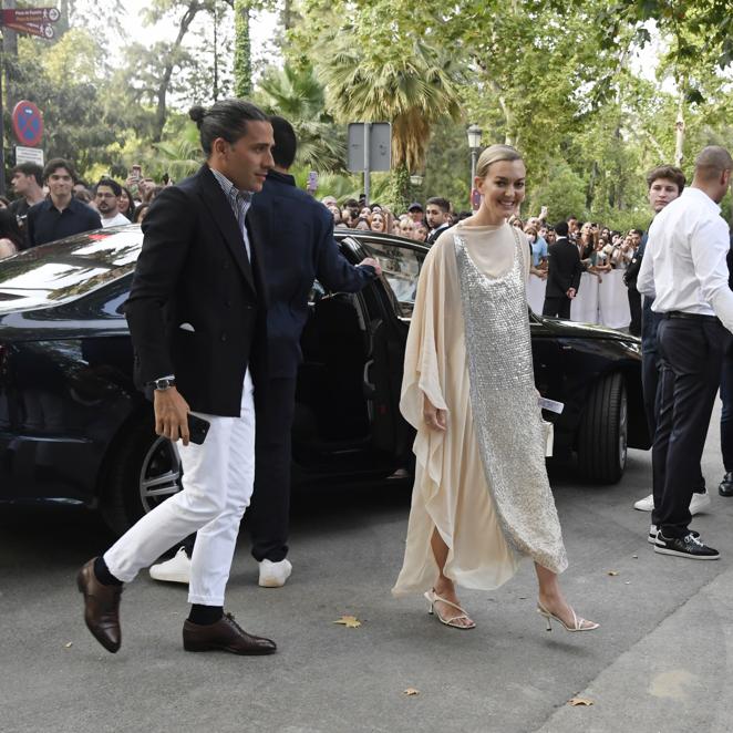 Marta Ortega. La presidenta de Inditex acudió al desfile de Dior en Sevilla y fue una de las famosas más seguidas de la noche. Lo hizo acompañada en todo momento por su marido, Carlos Torretta. La empresaria escogió un vaporoso vestido en beige que combinaba tul y brillos plata.