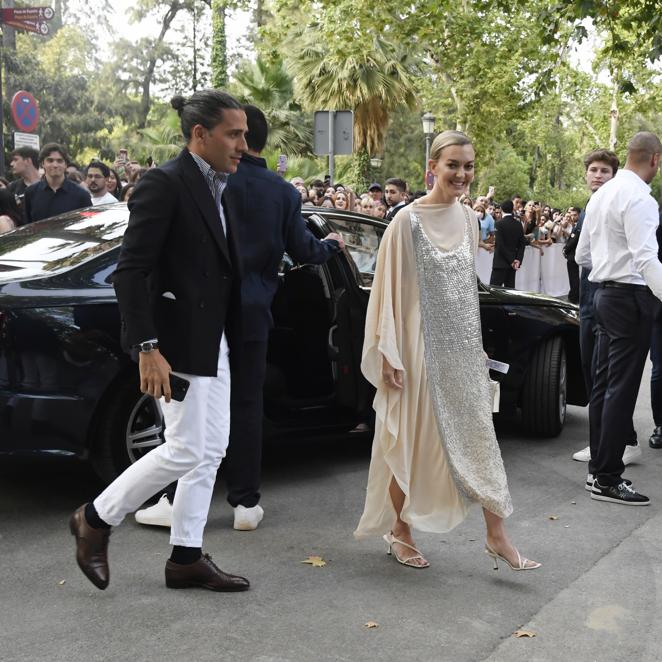 Marta Ortega. La presidenta de Inditex acudió al desfile de Dior en Sevilla y fue una de las famosas más seguidas de la noche. Lo hizo acompañada en todo momento por su marido, Carlos Torretta. La empresaria escogió un vaporoso vestido en beige que combinaba tul y brillos plata.