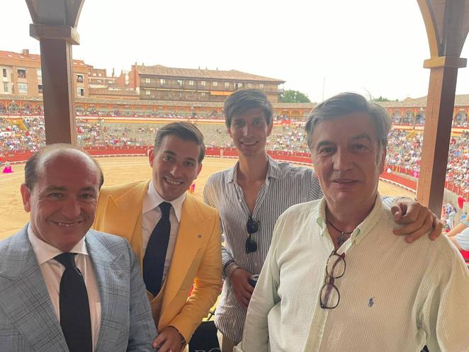 El diseñador Félix Ramiro y el presidente de la D.O.P. Méntrida-Toledo, Juan Alonso Cuesta, con sus respectivos hijos, Miguel Ángel y Juan. 