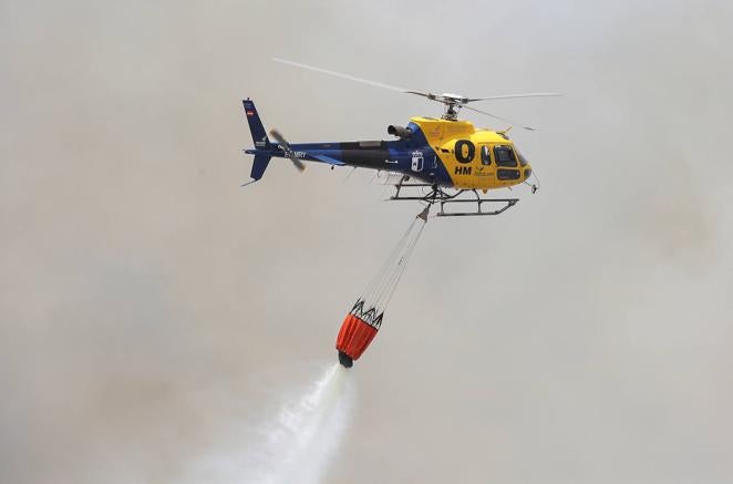 Un incendio pavoroso obliga a desalojar el parque Puy de Fou