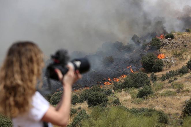 Un incendio pavoroso obliga a desalojar el parque Puy de Fou