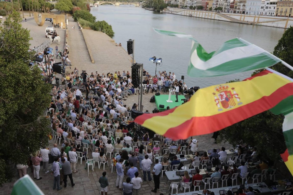 Juanma Moreno, del PP, cerró la campaña electoral en Sevilla. RAÚL DOBLADO