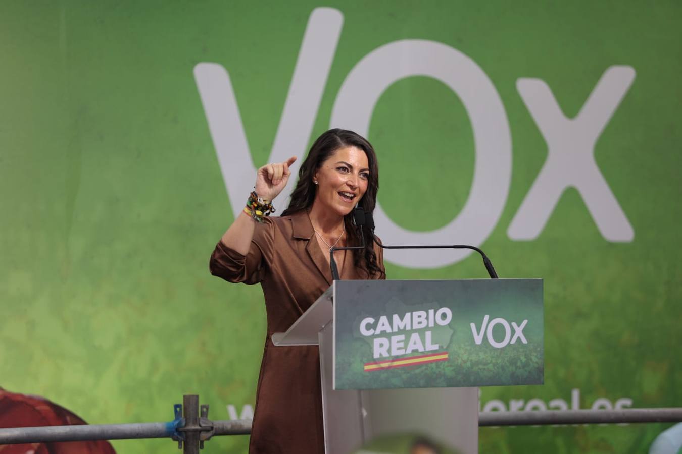 Macarena Olona ha despedido la campaña en Triana junto con Santiago Abascal y Ortega Smith. VANESSA GÓMEZ