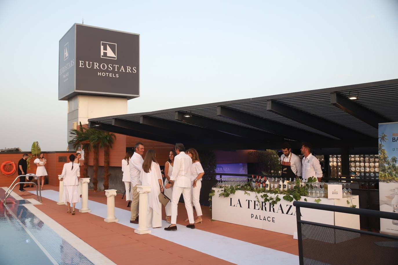 La Fiesta Blanca en la terraza del Eurostars Palace de Córdoba, en imágenes