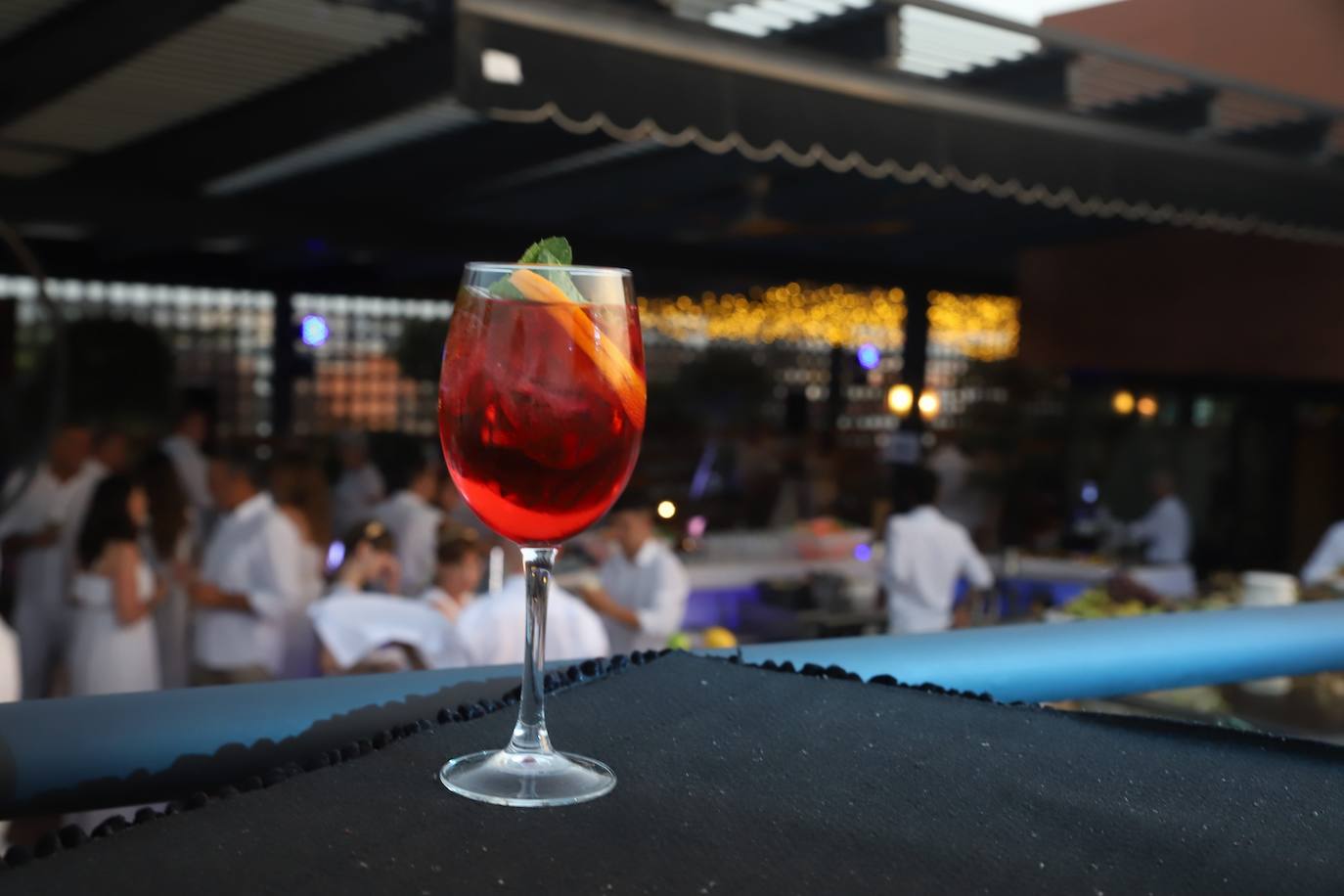 La Fiesta Blanca en la terraza del Eurostars Palace de Córdoba, en imágenes