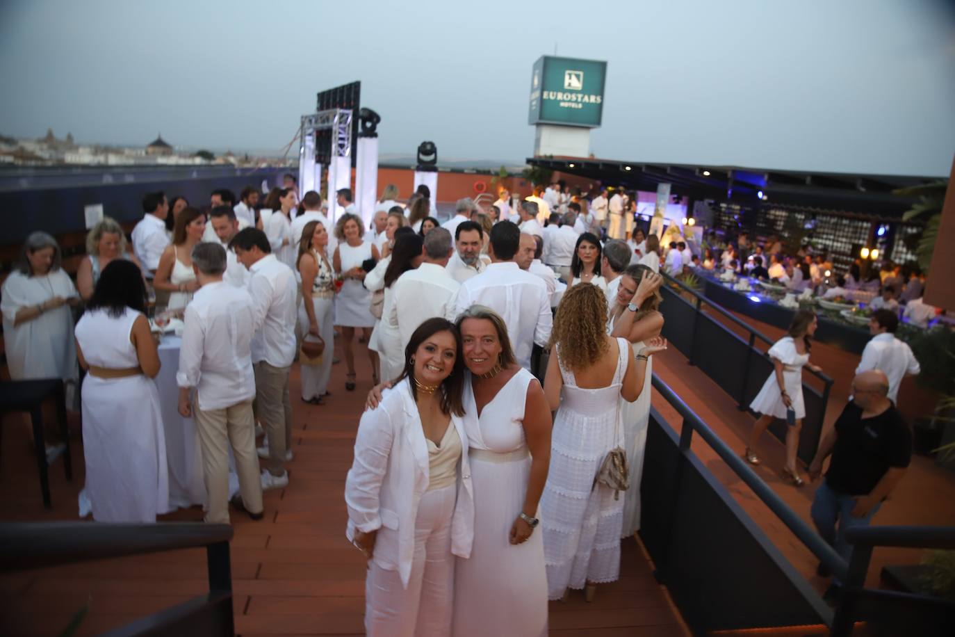 La Fiesta Blanca en la terraza del Eurostars Palace de Córdoba, en imágenes