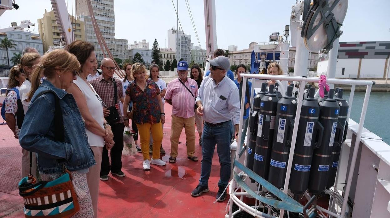 Fotos: Arrancan las visitas guiadas al buque oceanográfico de Gdansk atracado en Cádiz