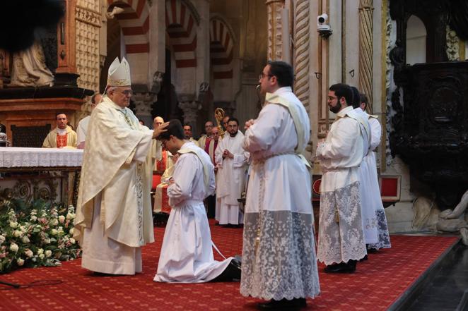 La ordenación de cinco nuevos presbíteros en la Mezquita-Catedral de Córdoba, en imágenes