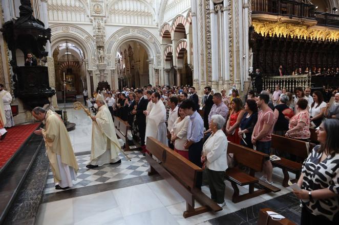 La ordenación de cinco nuevos presbíteros en la Mezquita-Catedral de Córdoba, en imágenes