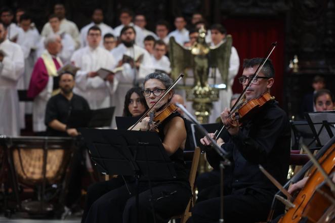 La ordenación de cinco nuevos presbíteros en la Mezquita-Catedral de Córdoba, en imágenes