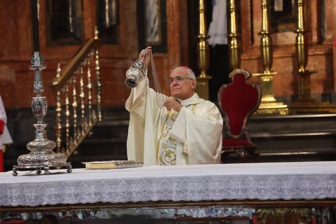 La ordenación de cinco nuevos presbíteros en la Mezquita-Catedral de Córdoba, en imágenes