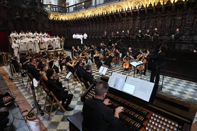 La ordenación de cinco nuevos presbíteros en la Mezquita-Catedral de Córdoba, en imágenes