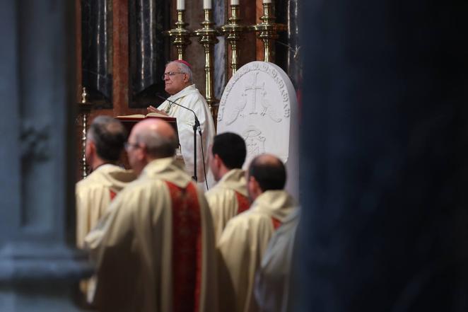 La ordenación de cinco nuevos presbíteros en la Mezquita-Catedral de Córdoba, en imágenes