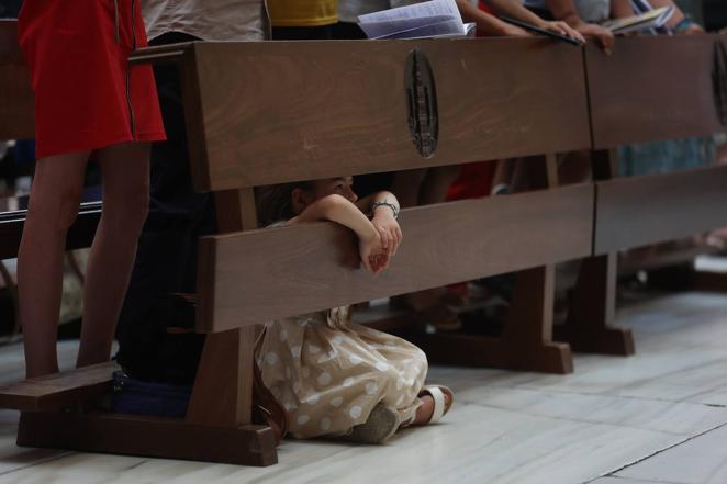 La ordenación de cinco nuevos presbíteros en la Mezquita-Catedral de Córdoba, en imágenes