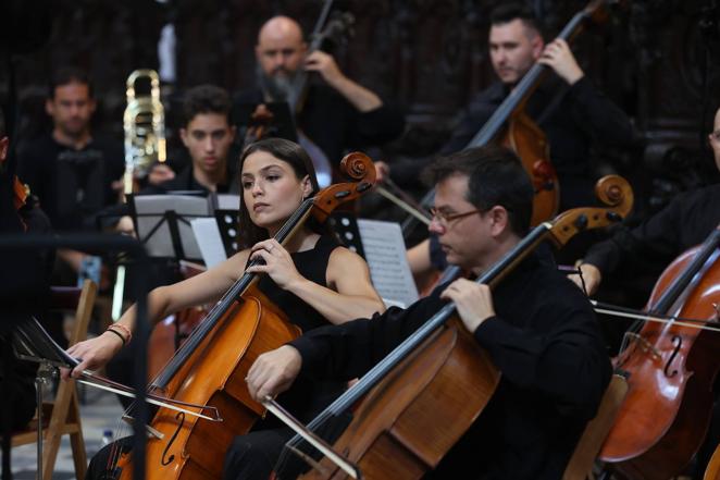 La ordenación de cinco nuevos presbíteros en la Mezquita-Catedral de Córdoba, en imágenes