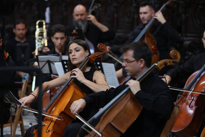 La ordenación de cinco nuevos presbíteros en la Mezquita-Catedral de Córdoba, en imágenes