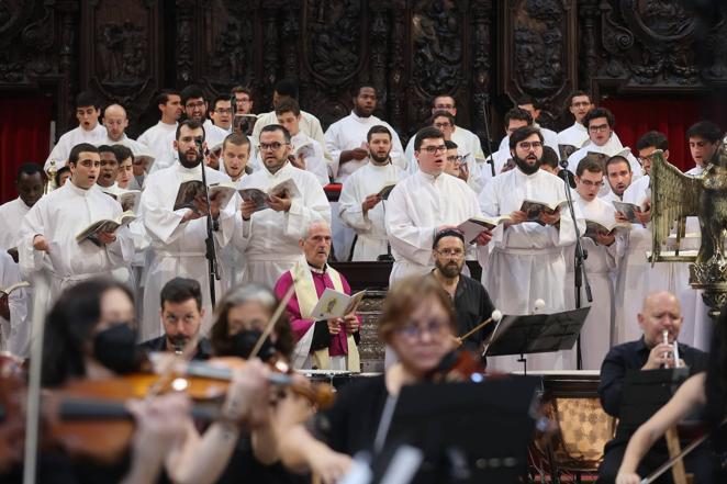 La ordenación de cinco nuevos presbíteros en la Mezquita-Catedral de Córdoba, en imágenes