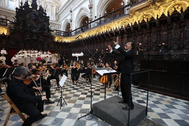 La ordenación de cinco nuevos presbíteros en la Mezquita-Catedral de Córdoba, en imágenes