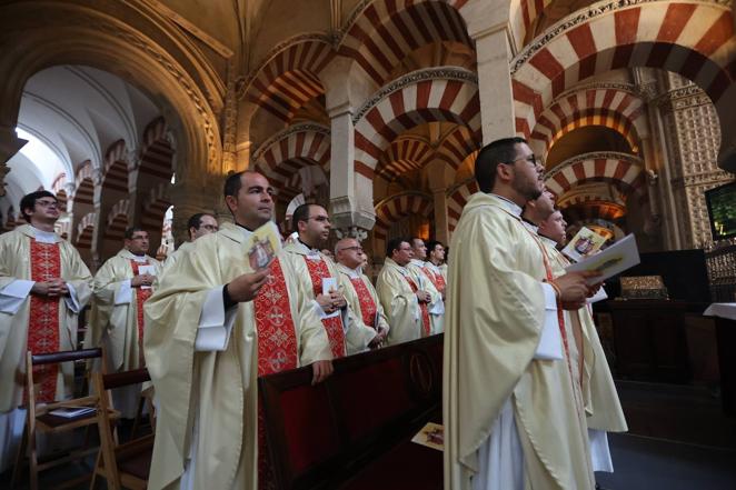 La ordenación de cinco nuevos presbíteros en la Mezquita-Catedral de Córdoba, en imágenes