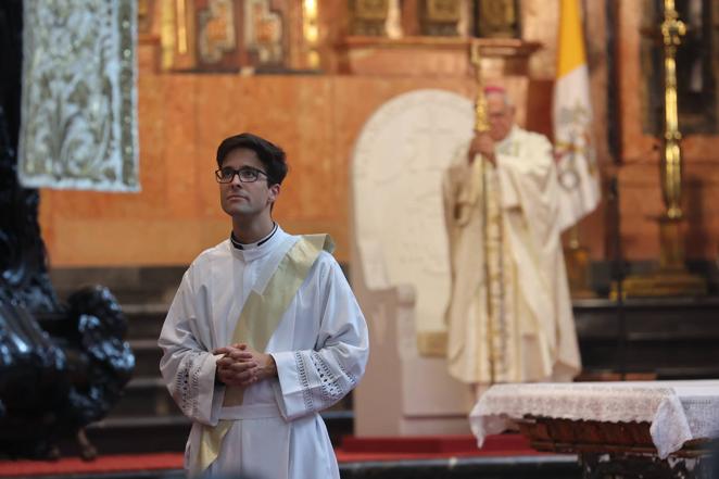 La ordenación de cinco nuevos presbíteros en la Mezquita-Catedral de Córdoba, en imágenes