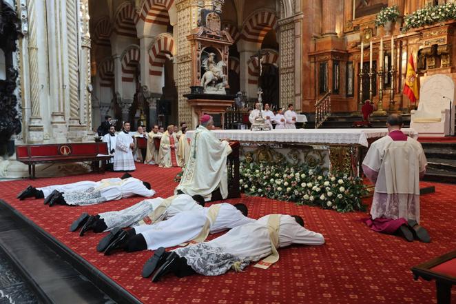 La ordenación de cinco nuevos presbíteros en la Mezquita-Catedral de Córdoba, en imágenes