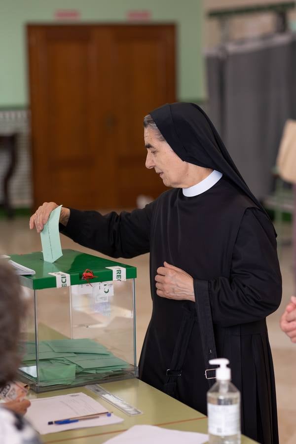 Votaciones durante la jornada electoral del 19J en Andalucía