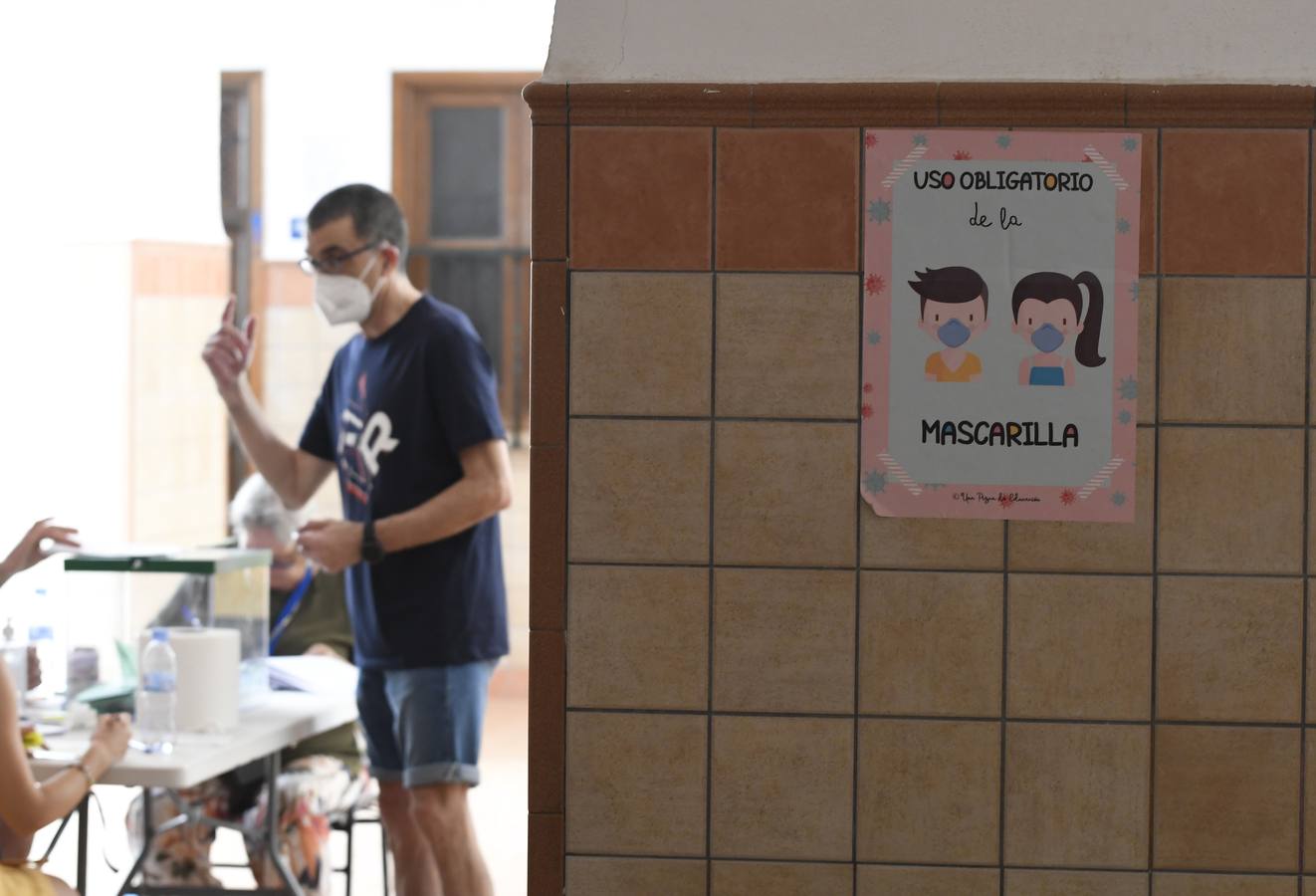 Votaciones durante la jornada electoral del 19J en Andalucía