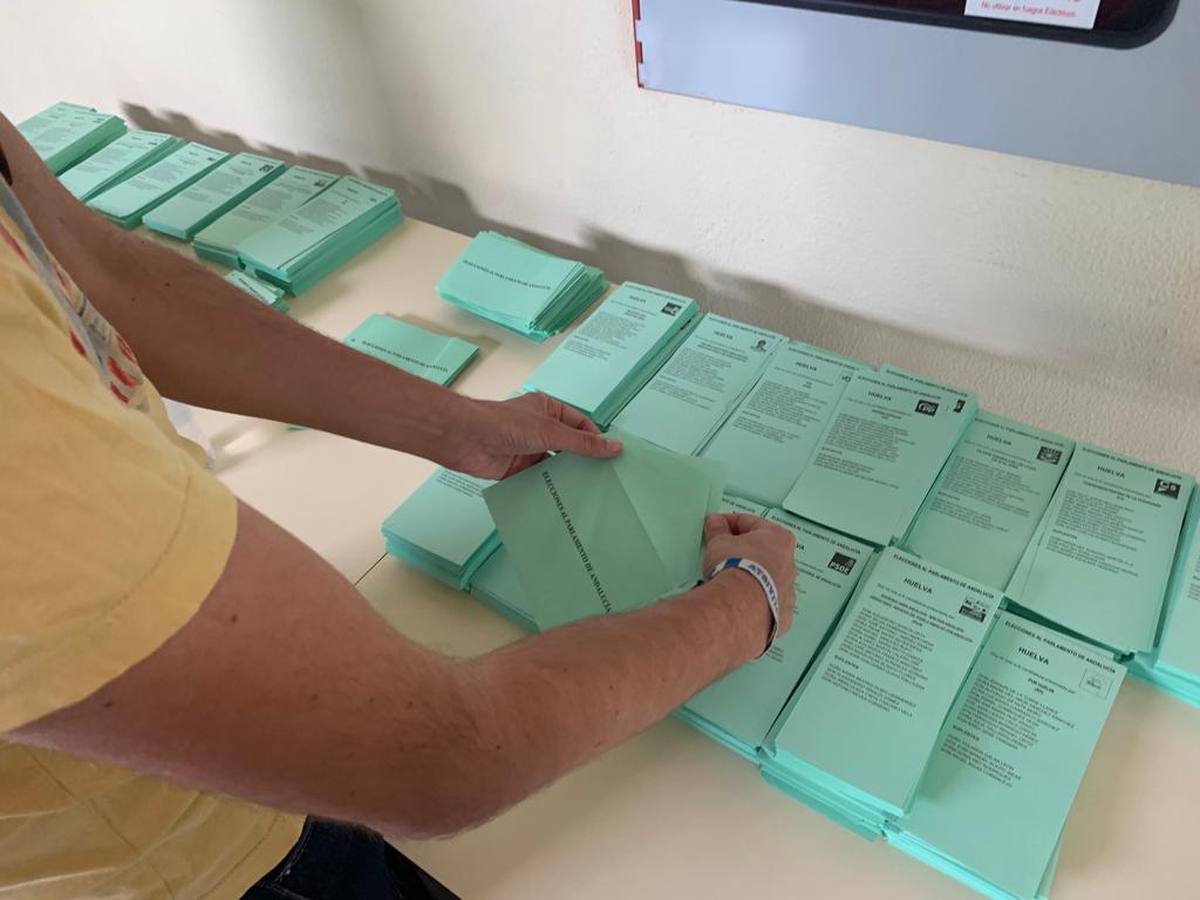 Votaciones durante la jornada electoral del 19J en Andalucía