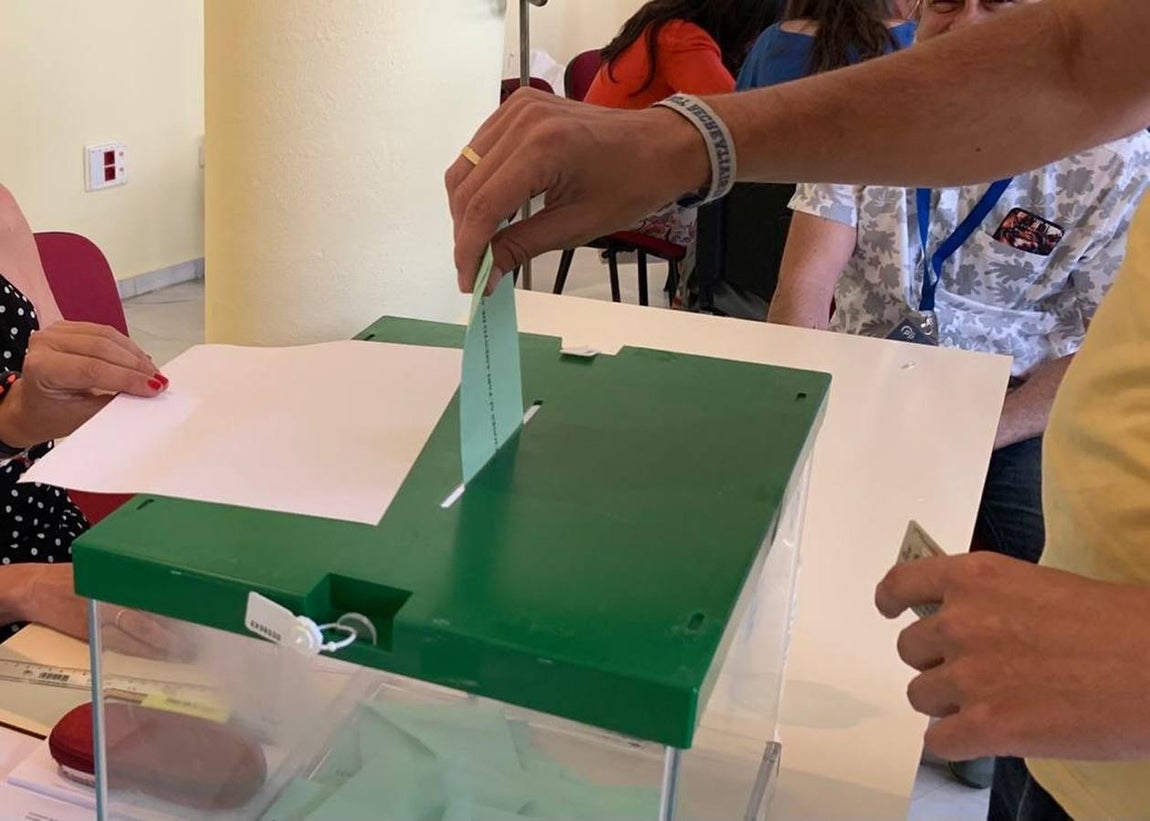 Votaciones durante la jornada electoral del 19J en Andalucía