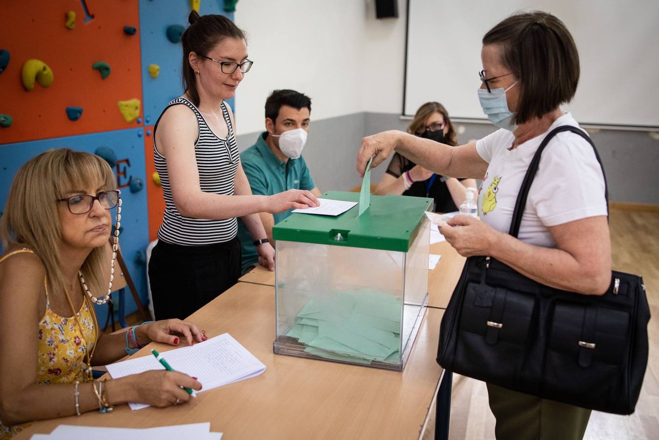 Votaciones durante la jornada electoral del 19J en Andalucía