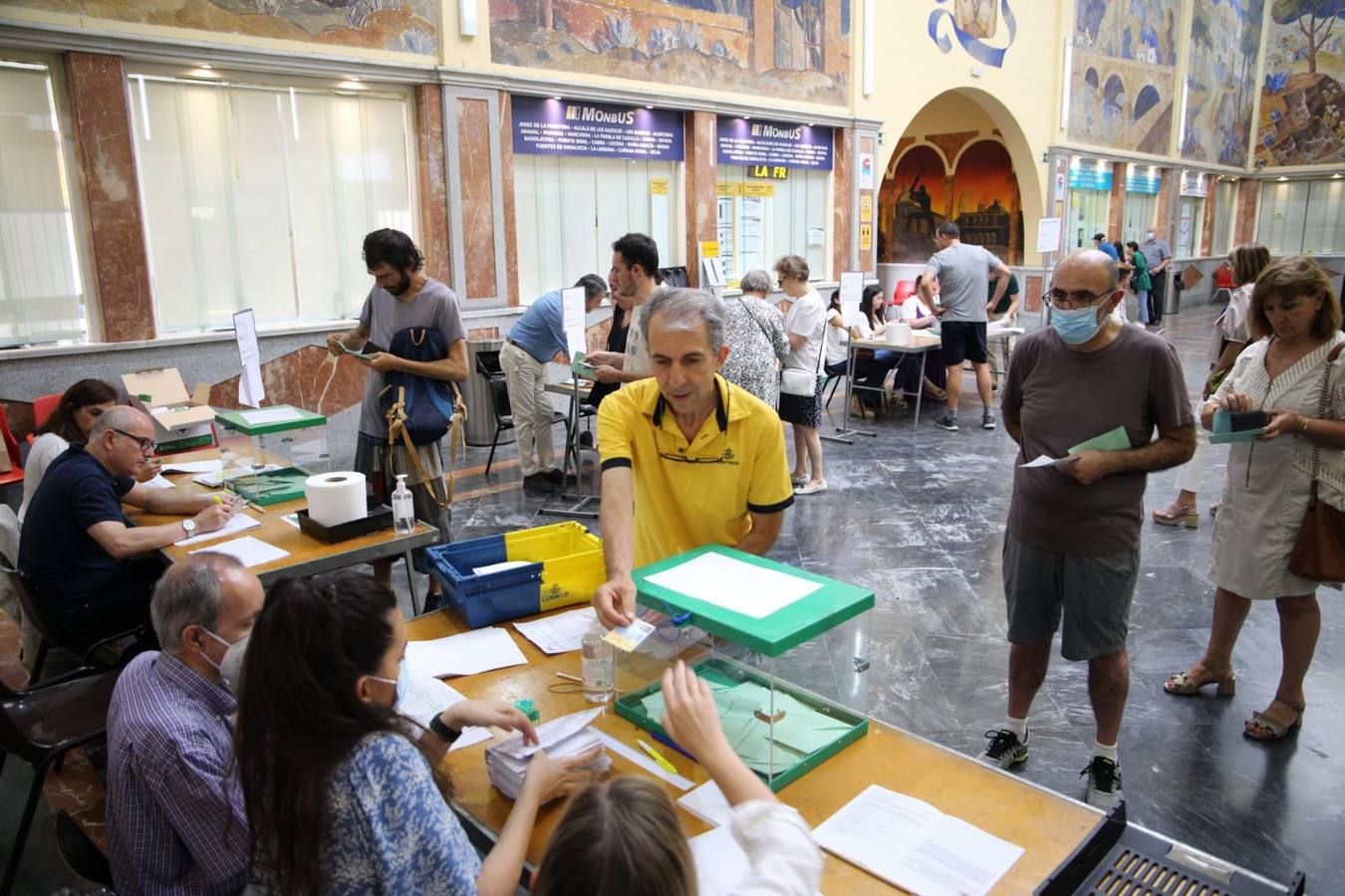 Votaciones durante la jornada electoral del 19J en Andalucía