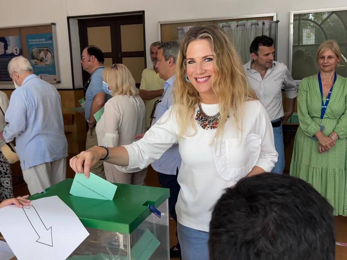 Los candidatos a la presidencia de la Junta de Andalucía así como otros representantes políticos han ejercido su derecho al voto en este 19-J