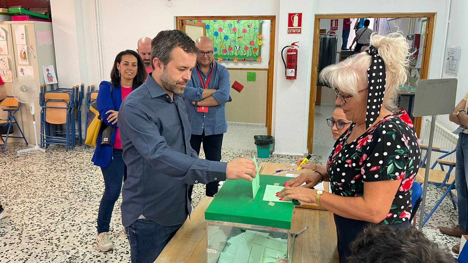 Los candidatos a la presidencia de la Junta de Andalucía así como otros representantes políticos han ejercido su derecho al voto en este 19-J