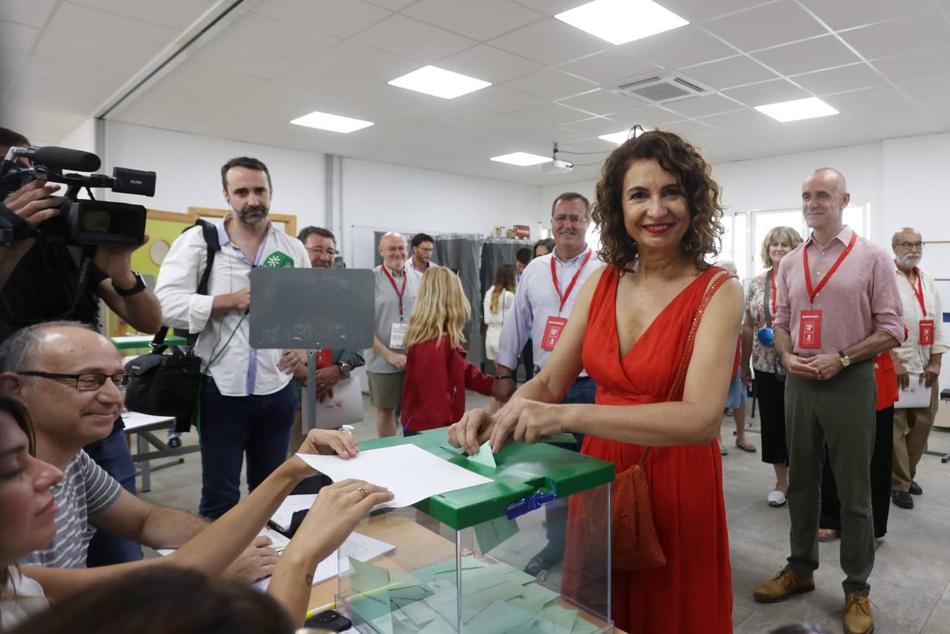 Los candidatos a la presidencia de la Junta de Andalucía así como otros representantes políticos han ejercido su derecho al voto en este 19-J